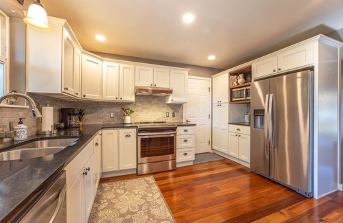 Hood River House | Pet-Friendly Retreat: Remodeled, Quiet & Near Town