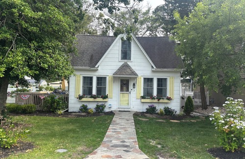 Town Bank Cottage | Cozy Cottage Steps from the Bay with Ocean View Amenities