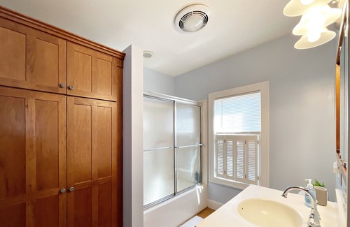 Tiffin House | Cozy Cottage Retreat Near Downtown & Hedges-Boyer Park