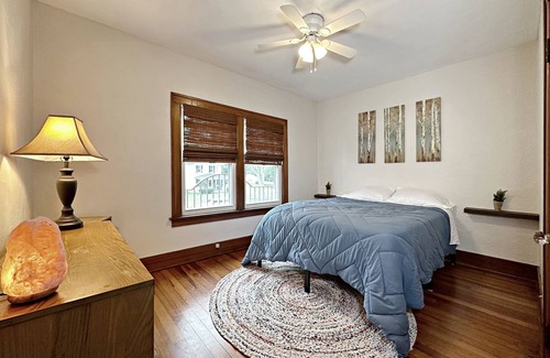 Tiffin House | Cozy Cottage Retreat Near Downtown & Hedges-Boyer Park