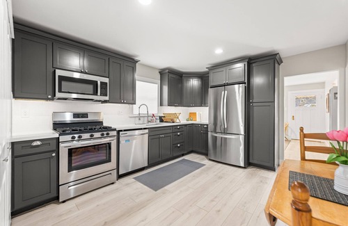 Grass Valley House | Charming Downtown Bungalow with Spa & Pet-Friendly Amenities