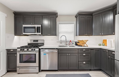 Grass Valley House | Charming Downtown Bungalow with Spa & Pet-Friendly Amenities