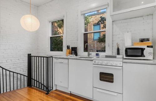Shaw Apartment | Charming Studio Retreat in Private Carriage House
