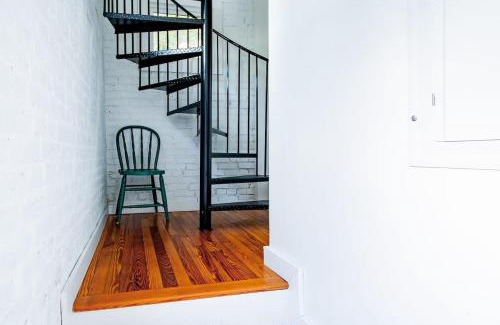 Shaw Apartment | Charming Studio Retreat in Private Carriage House