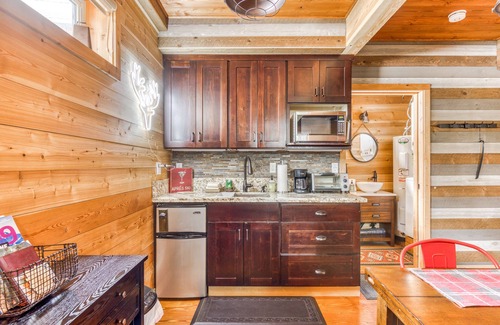 Government Camp Apartment | Cozy Studio with Spa & Kitchen Near Slopes and Dining