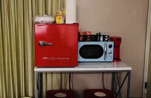Waycross Apartment | Adorable Studio with electrical fireplace