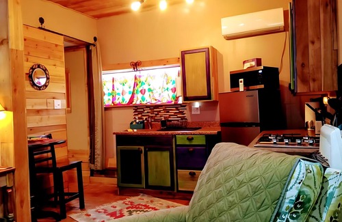 Southside Apartment | Adorable Studio with free parking on property