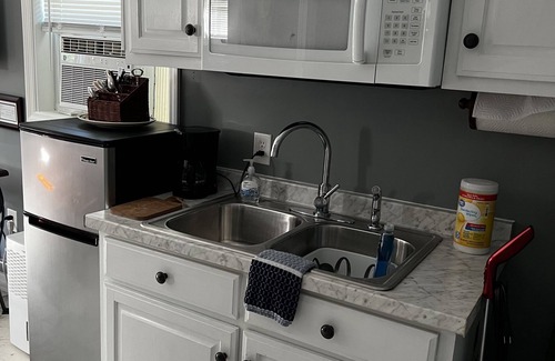 Palatka Cottage | Cozy Canal Retreat with Breakfast & Family-Friendly Amenities