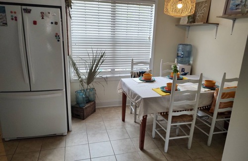 Charleston House | Charming Townhouse with Kitchen & Outdoor Courtyard