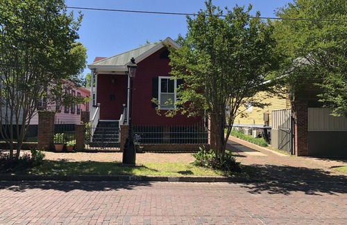 Vicksburg Cottage | Charming Victorian Duplex in Historic District with Breakfast