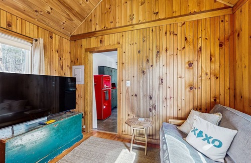 Gray Cottage | Waterfront Retreat with Kayaks, High-Speed WiFi & Dock