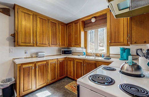 Gray Cottage | Waterfront Retreat with Kayaks, High-Speed WiFi & Dock