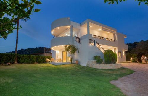 Perama House | Child-Friendly Retreat at Adore Natural by Estia - 10/10 Rated