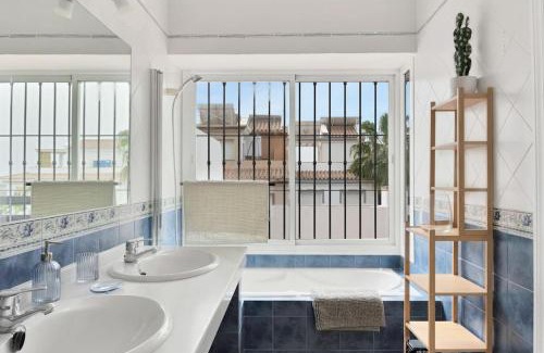 Marbella Apartment | Oceanfront Getaway with Pool and Solarium in Marbella Este