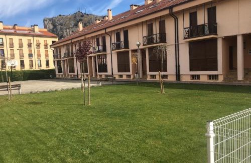 Ezcaray House | Family-Friendly Adosado Marblés with Pool & Wifi