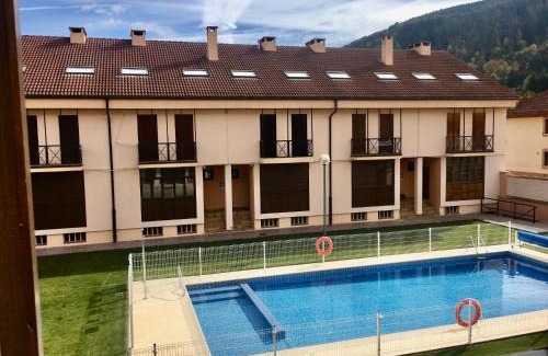 Ezcaray House | Family-Friendly Adosado Marblés with Pool & Wifi