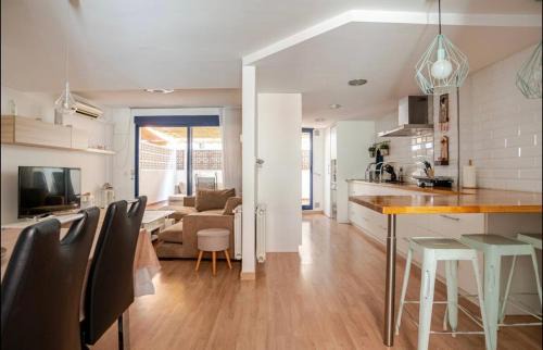 El Grao de Castellon House | Beachfront Getaway with Ocean View and Free Wifi
