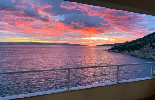 Karlobag Apartment | Prime Oceanfront Stay at Adria Apartmani - Rated 9.7/10