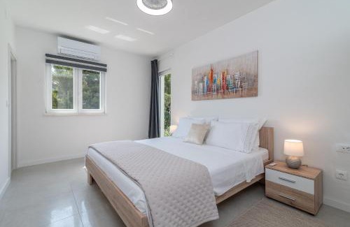Slatine Apartment | Beachfront Bliss at Adria Beach House - Lavendar, Rated 10/10