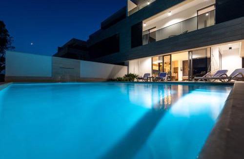 Komarna Villa | Adria View: Guest Favorite with Oceanfront Pool & Spa
