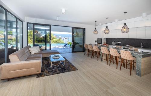 Komarna Villa | Adria View: Guest Favorite with Oceanfront Pool & Spa