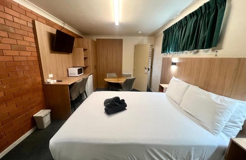 Forbes Hotel | Adrian Motel: Family-Friendly Stay with Pool Access