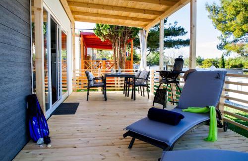 Jezera Resort | Adrijela Mobile Home: Oceanfront Escape with Hot Tub