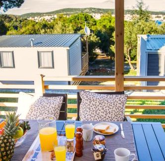 Jezera Resort | Adrijela Mobile Home: Oceanfront Escape with Hot Tub