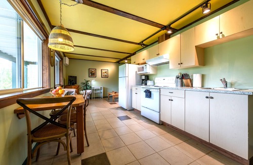 Golden Apartment | Mountain View Suite: AC, Sauna & Pet-Friendly Comfort