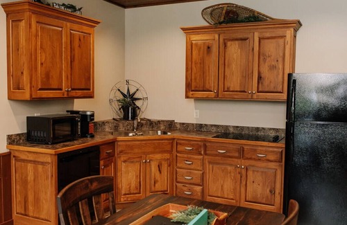 Dundee Cabin | Experience the Adventure Awaits Suite in Amish Country