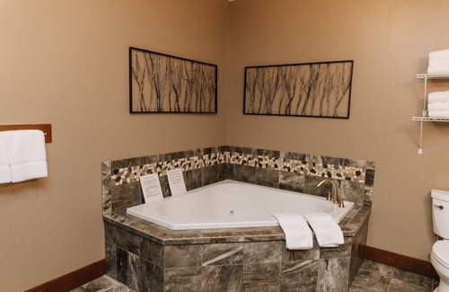 Dundee Cabin | Experience the Adventure Awaits Suite in Amish Country