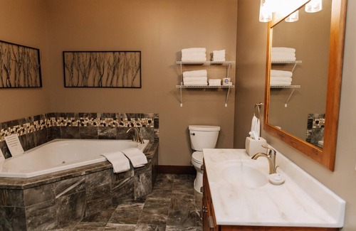 Dundee Cabin | Experience the Adventure Awaits Suite in Amish Country