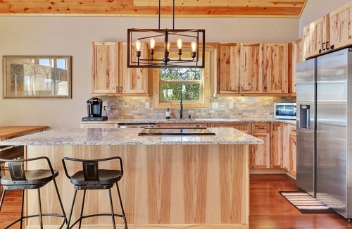 Turtletown Cabin | Adventure Awaits: Rafting, Hiking & Relaxation at Our Hotel