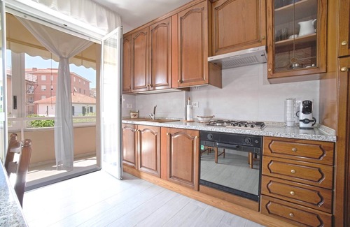 Rezza Apartment | Comfortable AED Home: Ideal for Families with Breakfast