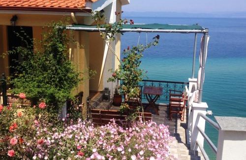 Megalos Prinos House | Experience Aegean Colors: 4-Star Oceanfront Getaway