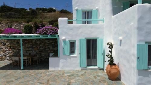 Paros House | Aegean Queen Villas: 4-Star Oceanfront Retreat with Pool