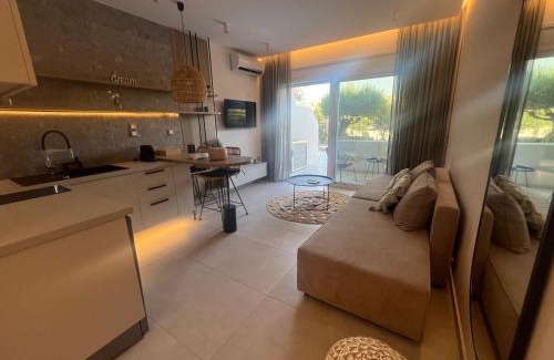 Makry Gialos Apartment | Highly Rated Aelia Apartments with Breakfast & Accessibility