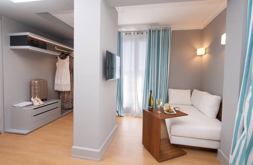 Argostoli Town Hotel | Discover Aenos Hotel: 4-Star Comfort with Family-Friendly Amenities