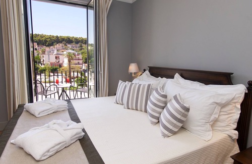 Argostoli Town Hotel | Discover Aenos Hotel: 4-Star Comfort with Family-Friendly Amenities