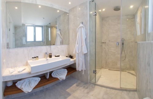 Argostoli Town Hotel | Discover Aenos Hotel: 4-Star Comfort with Family-Friendly Amenities