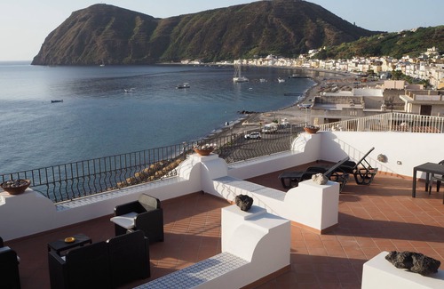 Canneto Apartment | Exceptional Calandra Holiday Home in Lipari with Spa & Pool