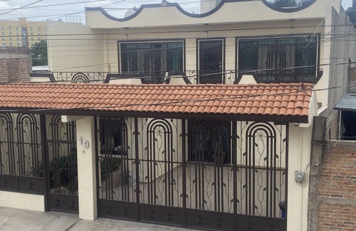 Minerales House | Family-Friendly Stay at AERO-GDL RESIDENCE