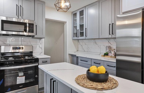 Wood Dale House | Pet-Friendly AeroStay Retreat: A Family Getaway Awaits
