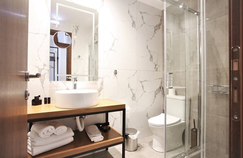 Markopoulon House | Convenient Aethon Airport Project Hotel with Free Shuttle
