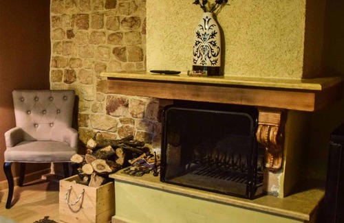 Synikia Mesi Trikalon House | Family-Friendly Aetoma Suites with Kitchen Amenities