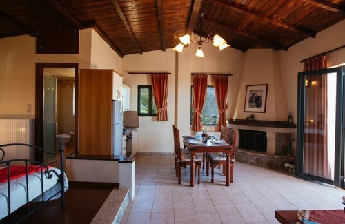 Krouson Villa | Relax at Aetovigla Guesthouse with Pool and Spa Amenities