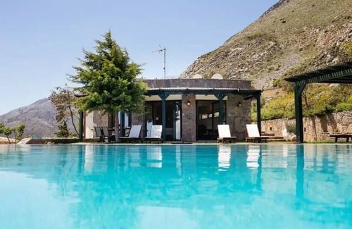 Krouson Villa | Relax at Aetovigla Guesthouse with Pool and Spa Amenities