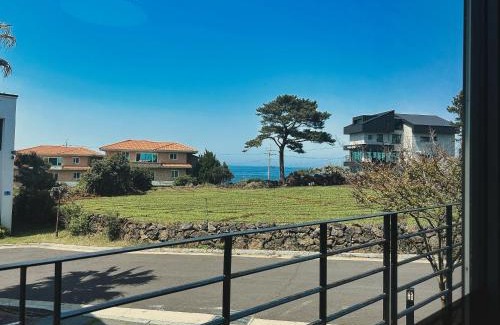 Aewol House | Discover Aewol Bada Poomeun: Family-Friendly Retreat