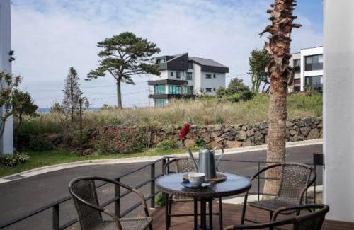 Aewol House | Discover Aewol Bada Poomeun: Family-Friendly Retreat