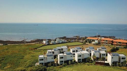 Aewol House | Discover Aewol Bada Poomeun: Family-Friendly Retreat